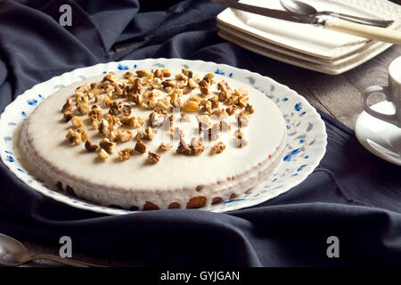 Hausgemachte Kürbis-Walnuss-Kuchen mit Sahne Puderzucker über rustikalen Holztisch - gesundes hausgemachtes Gebäck Stockfoto