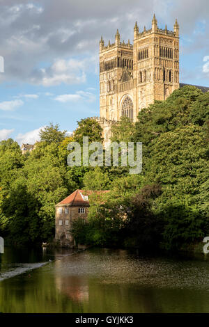 Durham Kathedrale von Fluss tragen Stockfoto