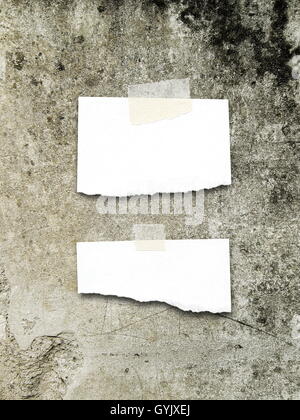 Nahaufnahme von zwei Riss leeren Stück Papier Rahmen mit Klebeband auf schmutzige alte Betonmauer Hintergrund Stockfoto