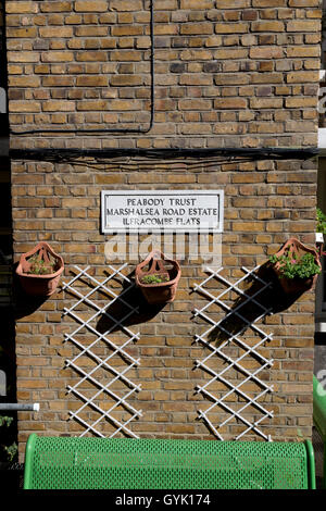 Peabody Trust Plaque auf den Marshalsea Road Estate Monarch Flats, London, UK. Stockfoto