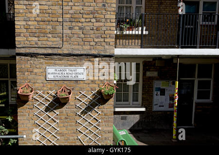 Peabody Trust Plaque auf den Marshalsea Road Estate Monarch Flats, London, UK. Stockfoto