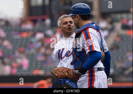 Bürgermeister von London Sadiq Khan Stellplätze den ersten Ball bei einem Baseball-Spiel zwischen den New York Mets und Minnesota Twins bei Citi Field in New York City, während eines dreitägigen Besuchs in der US-Hauptstadt im Rahmen seines Besuchs in Nordamerika, wo er soll NYC Bürgermeister Bill de Blasio treffen. Stockfoto