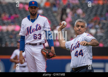 Bürgermeister von London Sadiq Khan Stellplätze den ersten Ball bei einem Baseball-Spiel zwischen den New York Mets und Minnesota Twins bei Citi Field in New York City, während eines dreitägigen Besuchs in der US-Hauptstadt im Rahmen seines Besuchs in Nordamerika, wo er soll NYC Bürgermeister Bill de Blasio treffen. Stockfoto