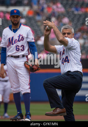 Bürgermeister von London Sadiq Khan Stellplätze den ersten Ball bei einem Baseball-Spiel zwischen den New York Mets und Minnesota Twins bei Citi Field in New York City, während eines dreitägigen Besuchs in der US-Hauptstadt im Rahmen seines Besuchs in Nordamerika, wo er soll NYC Bürgermeister Bill de Blasio treffen. Stockfoto