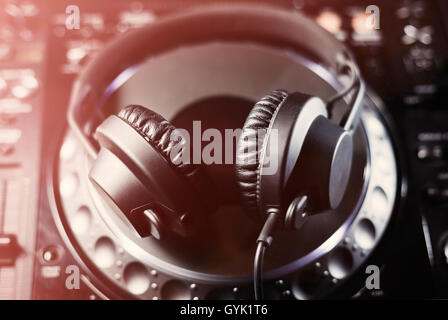 CD Musik-Disc-Player für DJ-Kopfhörer. Erstklassige audio-Geräte für Studio, Event, Konzert. Von professioneller Discjockey eingesetzt. Makro, Nahaufnahme Stockfoto
