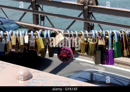 Liebesschlösser auf der Brooklyn Bridge in New York City Stockfoto