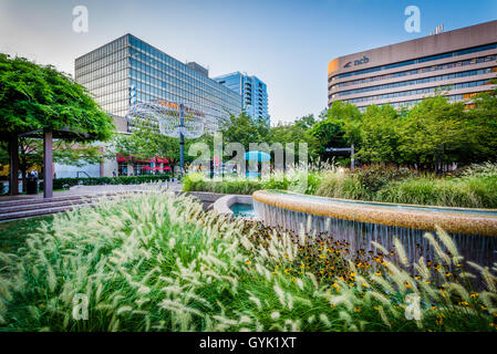 Brunnen und modernen Gebäuden in Crystal City, Arlington, Virginia. Stockfoto