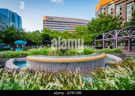 Brunnen und modernen Gebäuden in Crystal City, Arlington, Virginia. Stockfoto