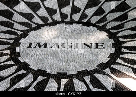 Ein Mosaik gewidmet John Lennon in Strawberry Fields, Central Park, New York City Stockfoto