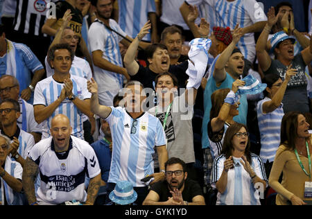 Argentinien-Fans feiern nach die argentinischen Davis-Cup-Mannschaft sicherte sich Sieg über Großbritannien tagsüber drei des Davis Cup in der Emirates-Arena, Glasgow. Stockfoto