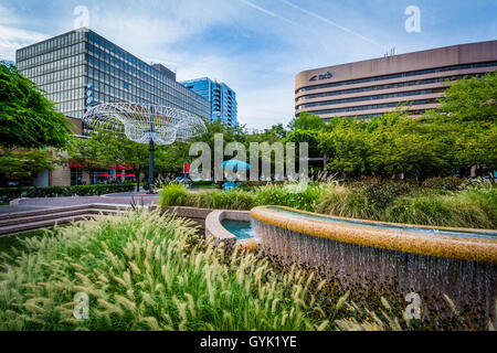 Brunnen und modernen Gebäuden in Crystal City, Arlington, Virginia. Stockfoto