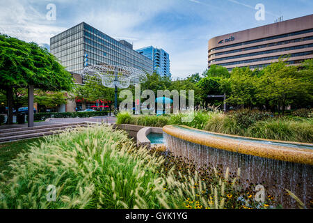 Brunnen und modernen Gebäuden in Crystal City, Arlington, Virginia. Stockfoto