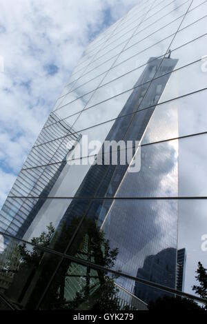 Das neue One World Trade Center reflektiert von den Fenstern des 9/11-Museums in Lower Manhattan, New York City Stockfoto