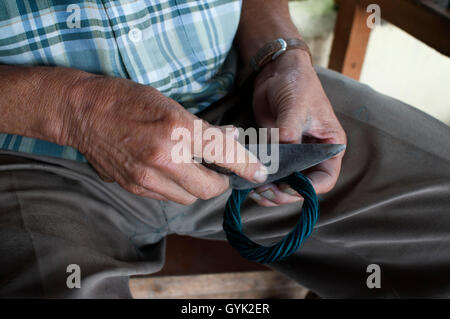 Einer der Handwerker von Finlandia bereitet einen Korb. Die Gemeinde von Finlandia liegt im Departement Quindio, die Stockfoto