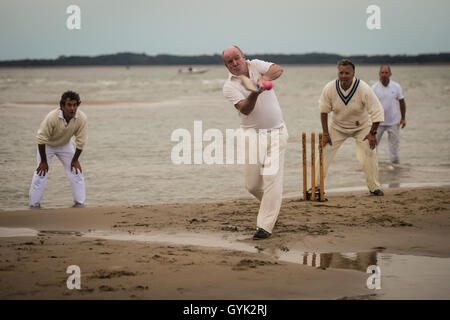 Passen Sie Aktion während der jährlichen Bramble Bank-Cricket-Match zwischen Royal Southern Yacht Club und der Insel segeln Club of Cowes, auf einer Sandbank in der Mitte der Solent stattfindet. Stockfoto