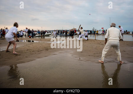 Passen Sie Aktion während der jährlichen Bramble Bank-Cricket-Match zwischen Royal Southern Yacht Club und der Insel segeln Club of Cowes, auf einer Sandbank in der Mitte der Solent stattfindet. Stockfoto