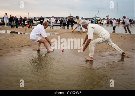 Passen Sie Aktion während der jährlichen Bramble Bank-Cricket-Match zwischen Royal Southern Yacht Club und der Insel segeln Club of Cowes, auf einer Sandbank in der Mitte der Solent stattfindet. Stockfoto