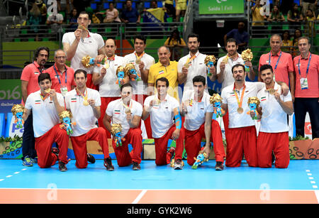 Iran-Spielern und Mitarbeitern feiern, gewann die Goldmedaille Spiel von den Männern sitzen Volleyballturnier am elften Tag der Rio Paralympischen Spiele 2016 in Rio De Janeiro, Brasilien. Stockfoto