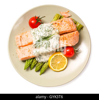 Lachs mit gedünstetem Spargel isoliert Stockfoto