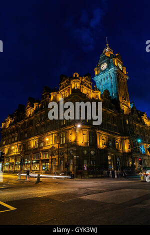 Balmoral Hotel in Edinburgh, Schottland, in der Nacht Stockfoto