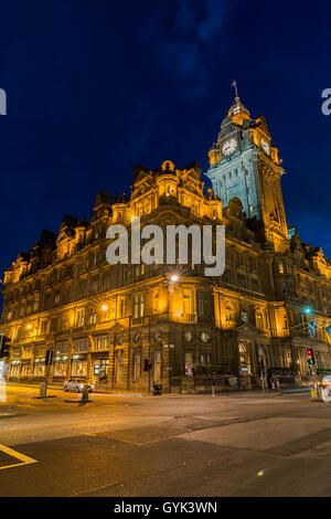 Balmoral Hotel in Edinburgh, Schottland, in der Nacht Stockfoto