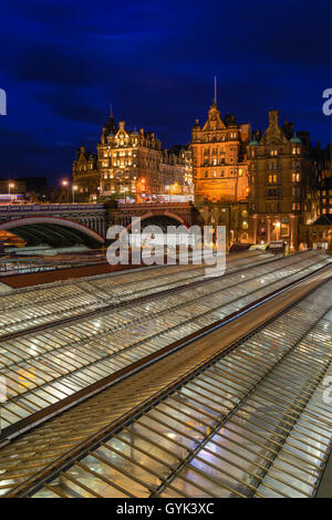 Altstadt, betrachtet über den Dächern der Waverly Station in Edinburgh, Schottland, in der Nacht Stockfoto