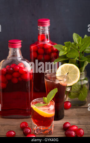 Aufnahmen und Flaschen Cranberry Getränk Stockfoto