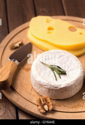 Weichkäse auf Platte Stockfoto