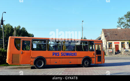 PKS Suwalki Bus geparkt gegenüber Post in Zytkiejmy, Polen Stockfoto