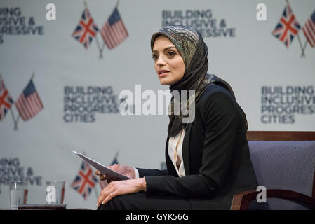 Queens, Vereinigte Staaten von Amerika. 18. September 2016. Professor Dalia Fhamy aus Long Island University - Brooklyn moderiert die Forumsdiskussion. New Yorks Bürgermeister Bill de Blasio und Sadiq Kahn, Bürgermeister von London, beteiligte sich in einem Forum über integrative Städte und Bekämpfung von Islamophobie abgespritzt von Laguardia Community College in Queens. Bildnachweis: Albin Lohr-Jones/Pacific Press/Alamy Live-Nachrichten Stockfoto