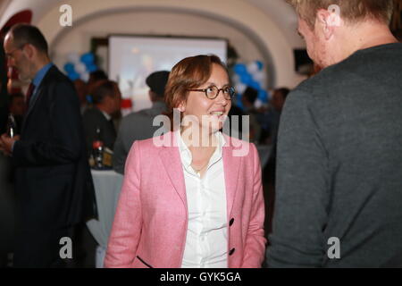 Berlin, Deutschland. 18. September 2016. Berlin-Charlottenburg: Wahl-Party im AfD Ratskeller in Charlottenburg. In Berlin hat heute die Wahl zum Haus begonnen! Letzten 08:00 sind die Wahllokale geöffnet. In Berlin ein neues Abgeordnetenhaus und in jedem der zwölf Bezirke wird ein neuer Gemeinderat (BVV) gewählt. Das Foto zeigt Beatrix von Storch. Bildnachweis: Simone Kuhlmey/Pacific Press/Alamy Live-Nachrichten Stockfoto