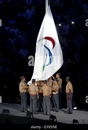 Die Paralympische Fahne sinkt von Soldaten während der Abschlussveranstaltung am elften Tag der Paralympischen Spiele 2016 Rio im Maracana, Rio De Janeiro, Brasilien. Stockfoto