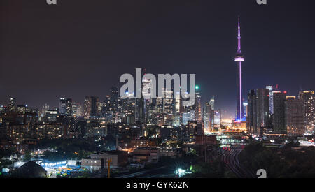 Auf dem Dach Panorama der Stadt Torontoskyline.  Gebäude & Büro Türme auf heißen, feuchten August Nacht Capitol City of Ontario, Kanada. Stockfoto