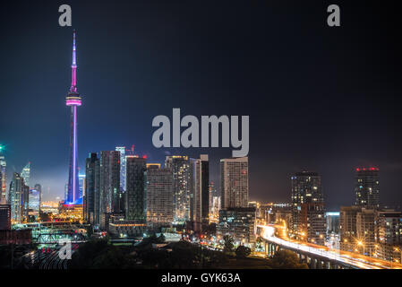 Auf dem Dach Panorama der Stadt Torontoskyline.  Gebäude & Büro Türme auf heißen, feuchten August Nacht Capitol City of Ontario, Kanada. Stockfoto