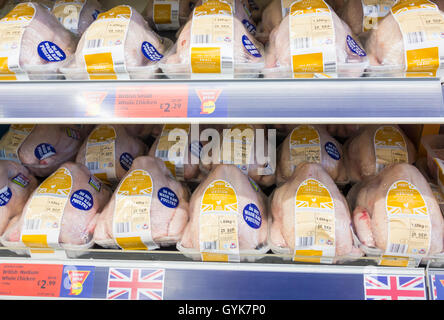 Frische Hähnchen mit waschen rohem Geflügel Aufkleber in Aldi Supermarkt nicht. UK Stockfoto