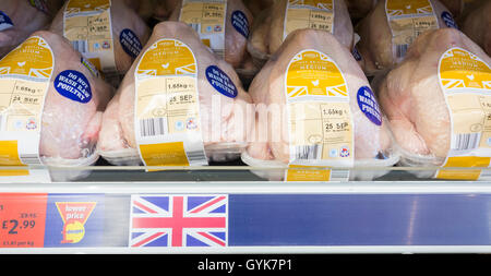 Frische Hähnchen mit waschen rohem Geflügel Aufkleber in Aldi Supermarkt nicht. UK Stockfoto