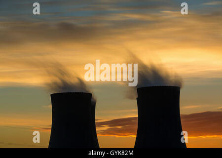 Die Kühltürme in der Nacht, Generation Kernkraftwerk Temelin, Tschechien Stockfoto