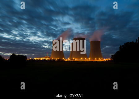 Die Kühltürme in der Nacht, Generation Kernkraftwerk Temelin, Tschechien Stockfoto