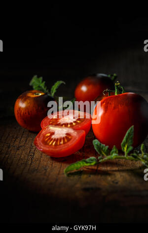 Frische rote leckere Tomaten auf einem alten hölzernen Hintergrund Stockfoto