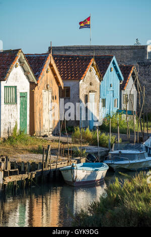 Bunte Hütten von Austern Farms bei la Baudissière in der Nähe von Dolus / Saint-Pierre-d 'Oléron, Ile d' Oléron, Charente-Maritime, Frankreich, Stockfoto