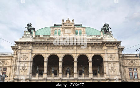 Detail der Fassade der Staatsoper in Wien, Österreich Stockfoto