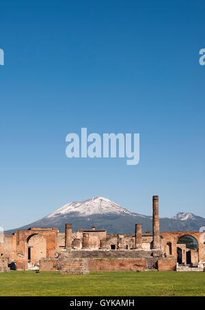 Ruinen der Tempel des Jupiter mit Snow-Capped Mt Vesuv Vulkan im Hintergrund, Pompeji, Kampanien, Italien Stockfoto