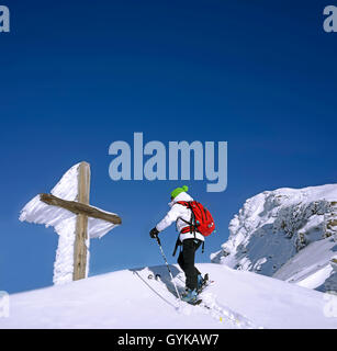 Ski Wandern Kreuz aus Holz in den Alpen, Frankreich, Savoyen zu eisigen Stockfoto