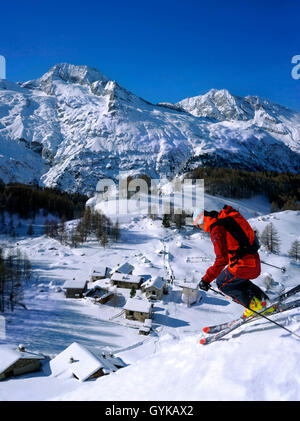 Off Piste im Skigebiet Sainte-Foy Tarentaise, auf der Rückseite das kleine Dorf Le Monal und der Mont Pourri, Frankreich, Savoyen, Sainte-Foy Tarentaise Stockfoto