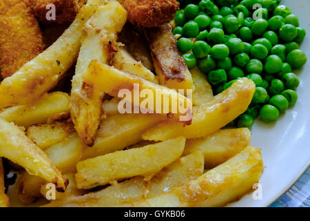 Traditionelle Kartoffel Pommes frites, Fischstäbchen und Erbsen. Dieser Erwachsene Teil macht eine Idee Mittag- oder Abendessen. Stockfoto