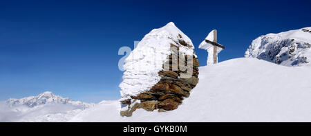 Eisige Holzkreuz in den Alpen, den Mont Blanc im Hintergrund, Frankreich, Savoyen, Sainte-Foy Tarentaise Stockfoto