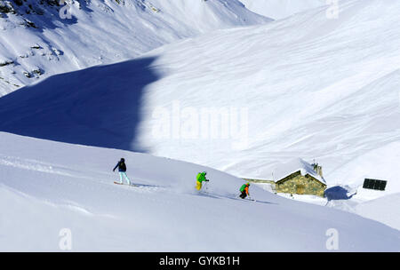 Drei Skifahrer in den Alpen, Frankreich, Savoie, Val d Isere Stockfoto