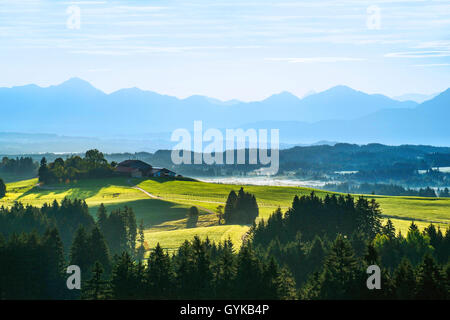 Landschaft in Richtung Schönegg und Karwendelgebirge, von Muehlegg, Deutschland, Bayern, Oberbayern, Oberbayern gesehen Stockfoto