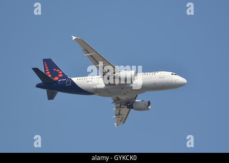 Brüssel Airlines Airbus A319-111 OO-SSA ausgehend von London Heathrow Airport, Großbritannien Stockfoto