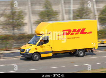 Gelbe DHL van in der Nähe von London Heathrow Airport Stockfoto